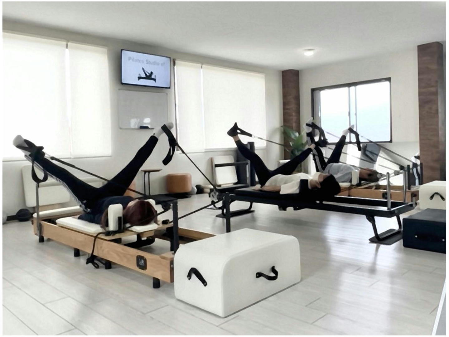 豊岡市のマシンピラティススタジオef(エフ）店舗内の雰囲気　ピラティスリフォーマー2台　ペアレッスン
